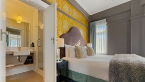 Suite Royal, 1 cama de matrimonio grande, vistas parciales al mar | Caja fuerte, escritorio, cortinas opacas y tabla de planchar con plancha