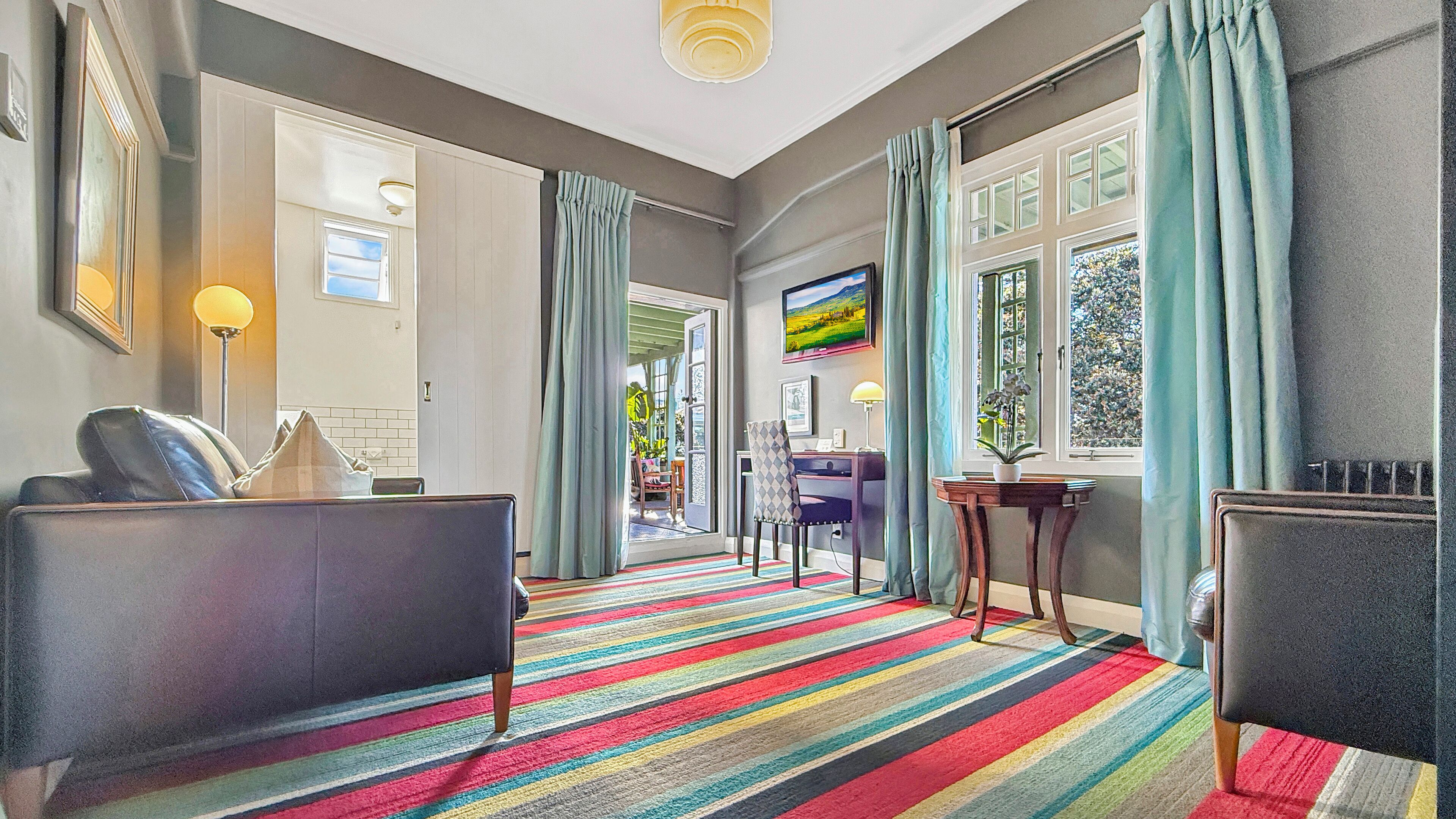 suite, 1 king bed, partial ocean view | living area | flat-screen tv