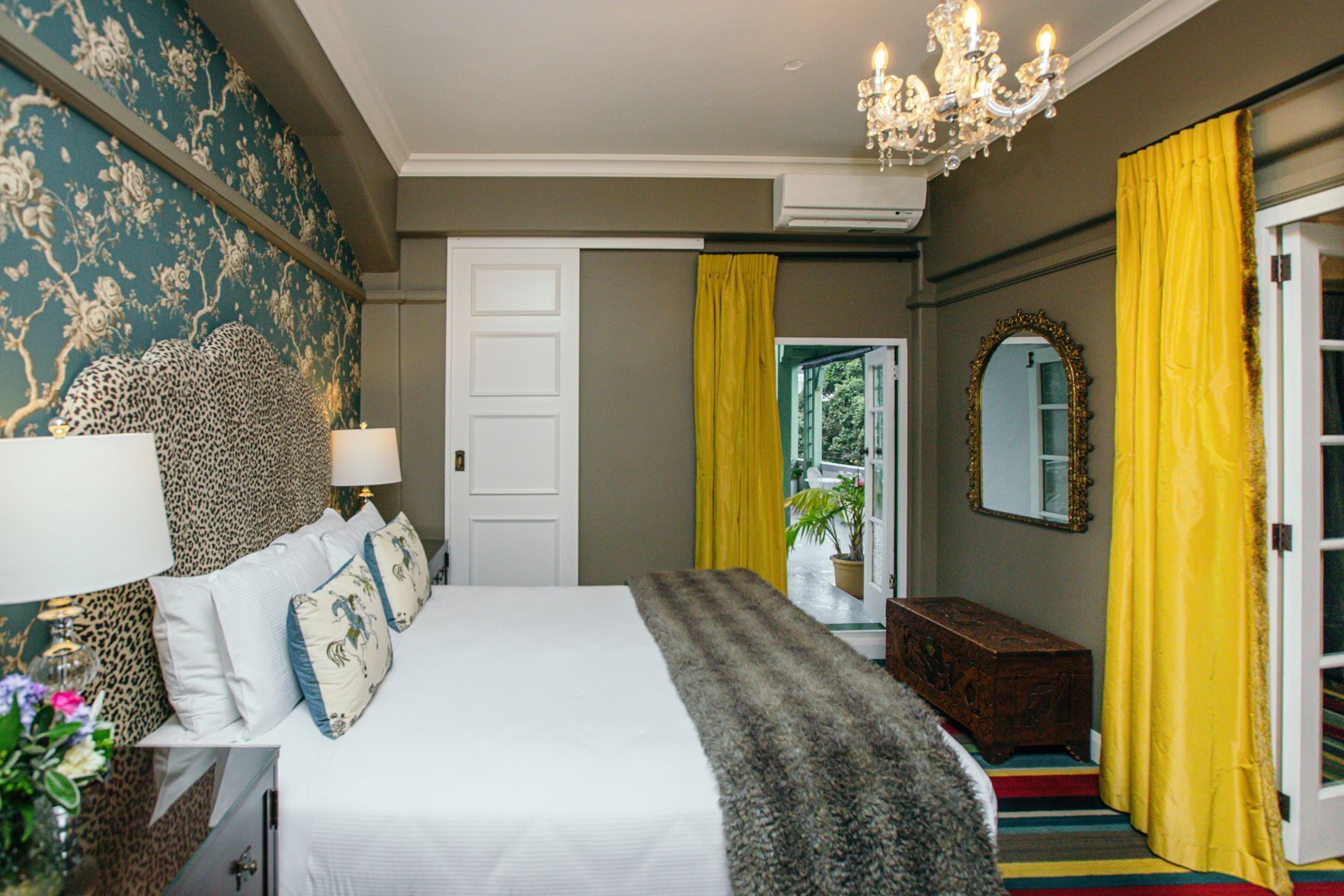 Coffre-fort, bureau, rideaux d’obscurcissement