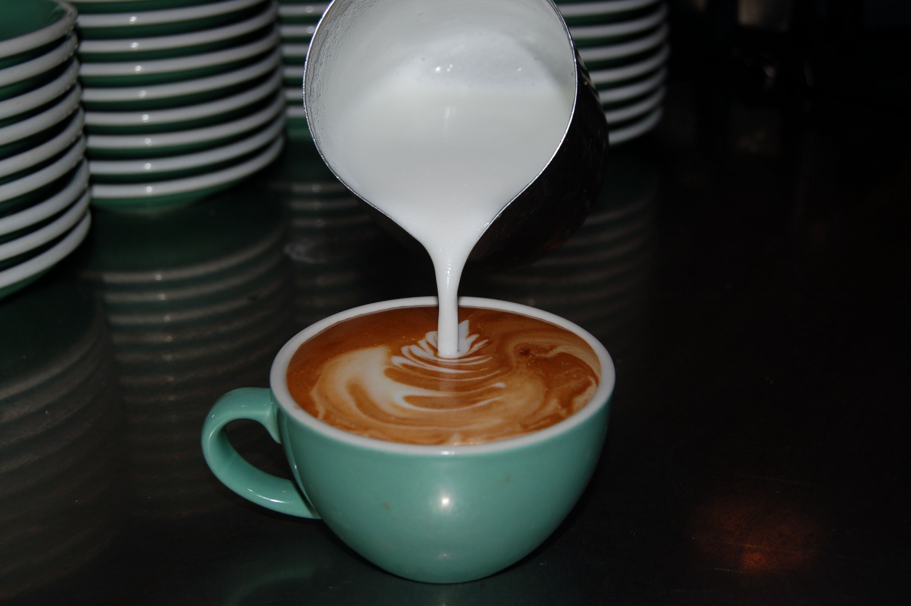 Una taza de café con arte de latte.