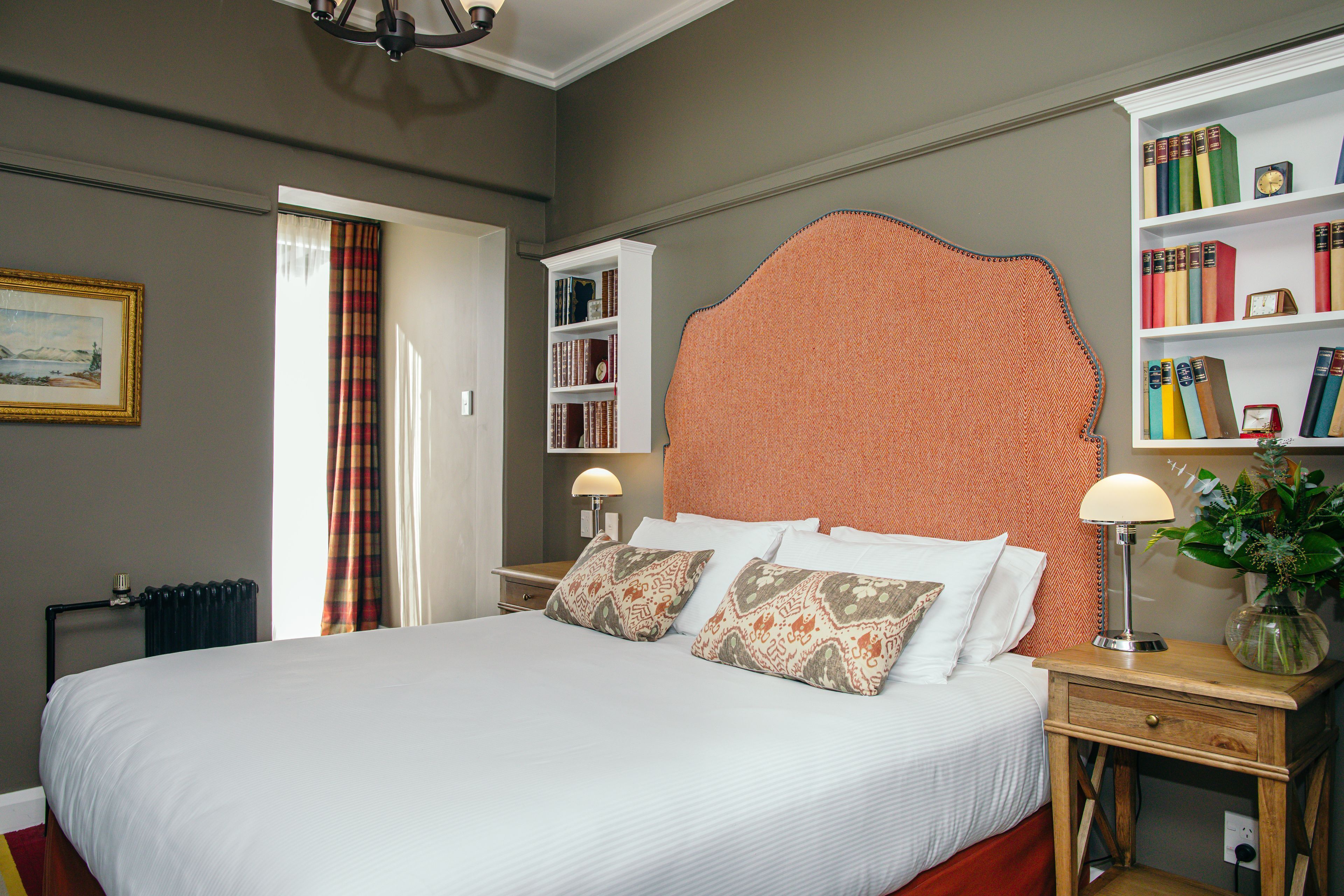 Coffre-fort, bureau, rideaux d’obscurcissement