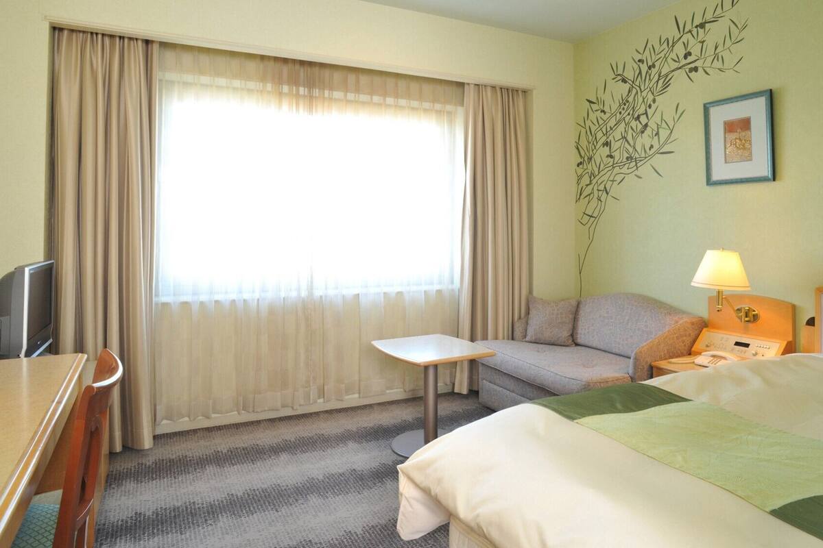 Down duvets, desk, blackout curtains, soundproofing