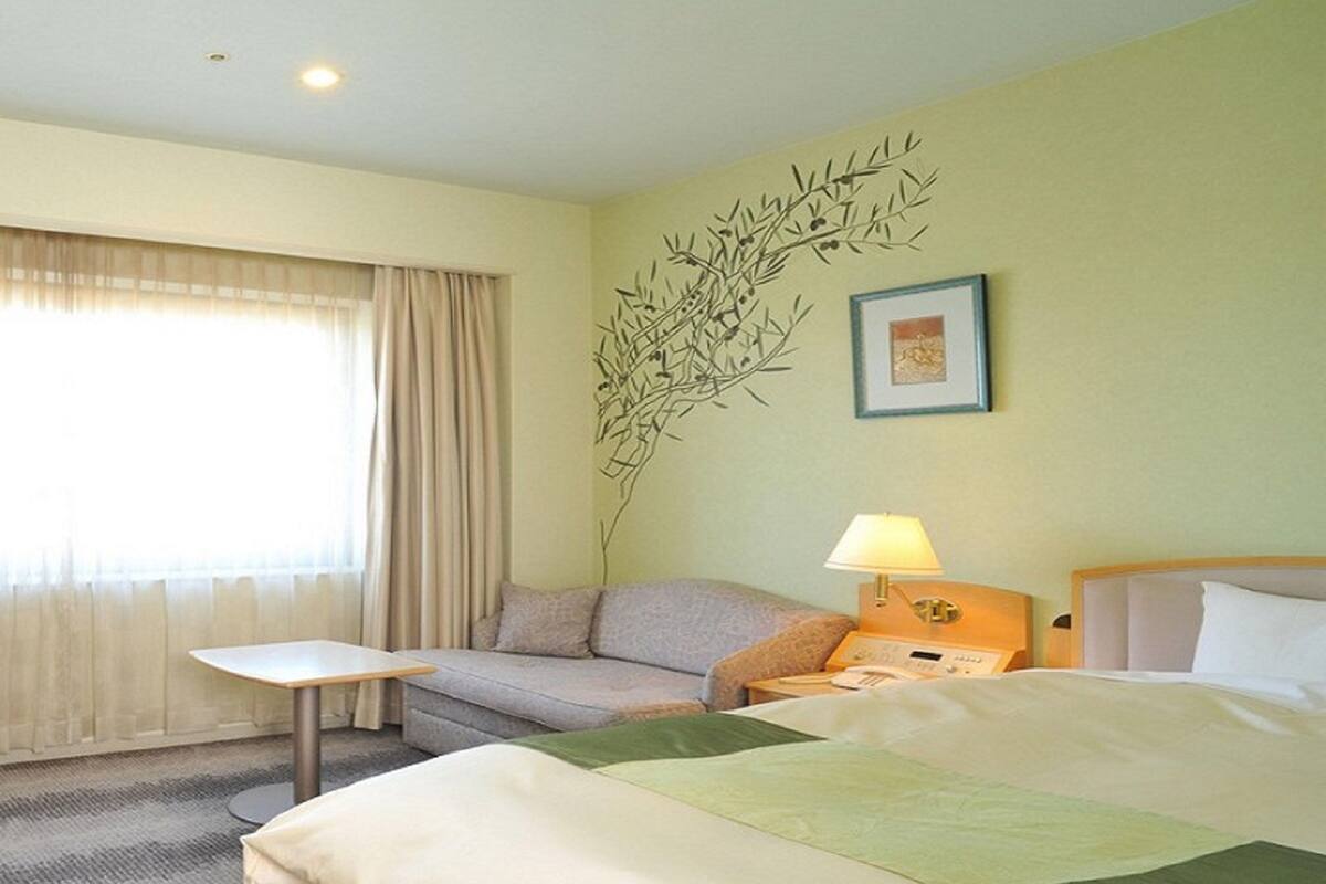 Down duvets, desk, blackout curtains, soundproofing