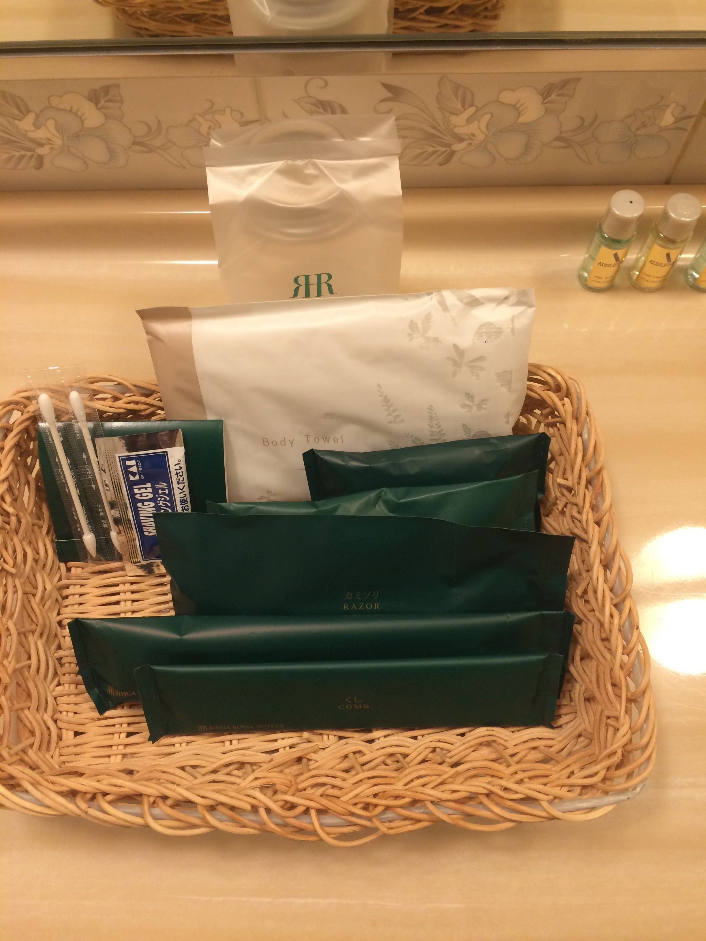 combined shower/bathtub, hair dryer, slippers, electronic bidet