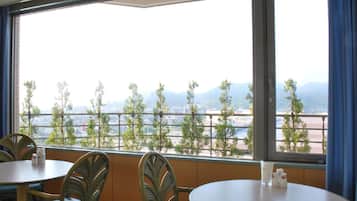 Desayuno buffet diario (JPY 1815 por persona)