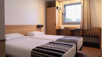 Habitación clásica con 2 camas individuales | Caja de seguridad en la habitación, escritorio y cortinas blackout