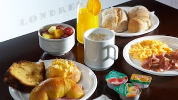 Desayuno buffet (EUR 10.50 por persona)