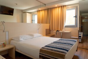 Quarto casal superior | Cofres nos quartos, escrivaninha, cortinas blackout