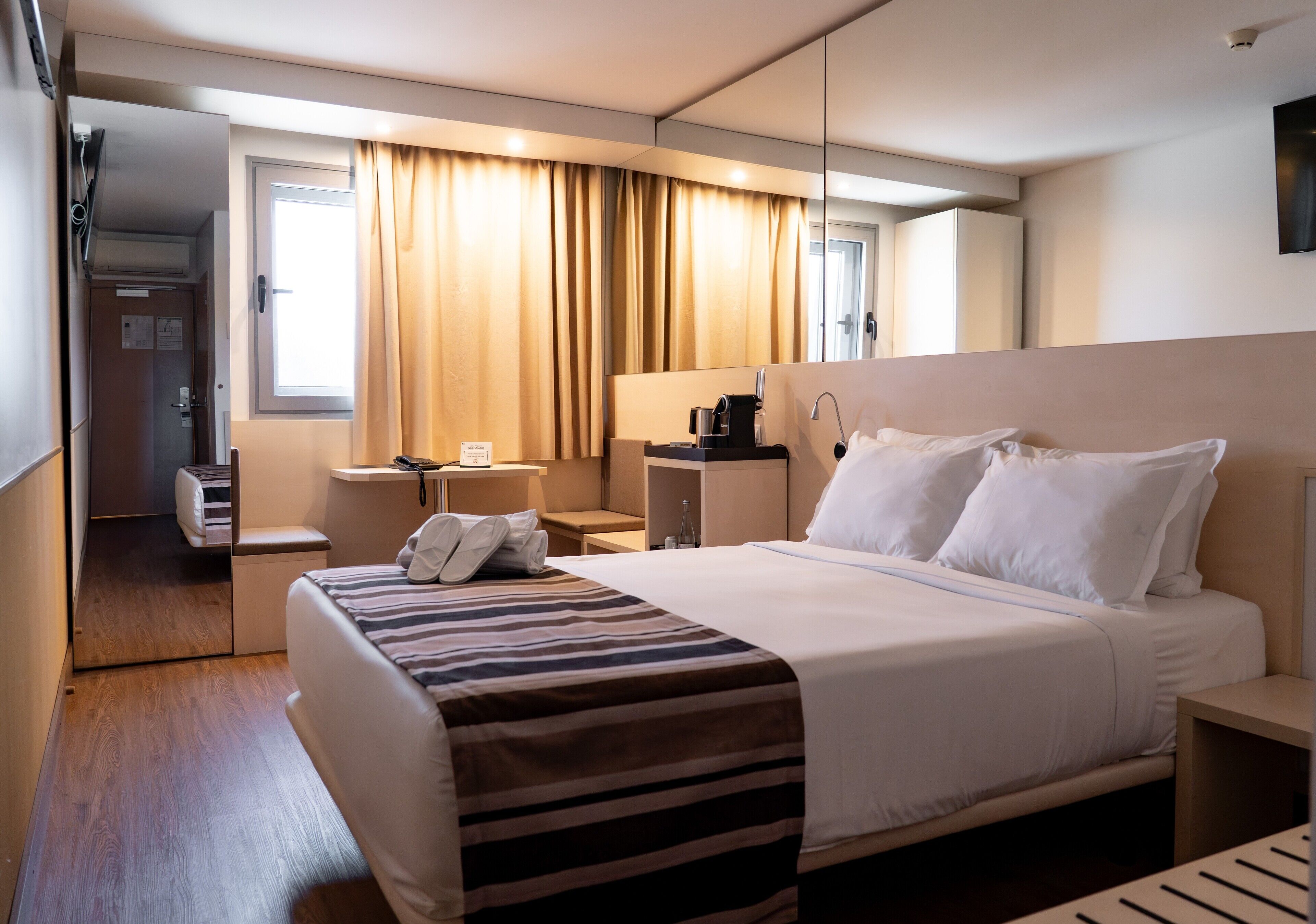 Kamar Double Premium | Brankas, meja kerja, tirai kedap cahaya, dan kedap suara