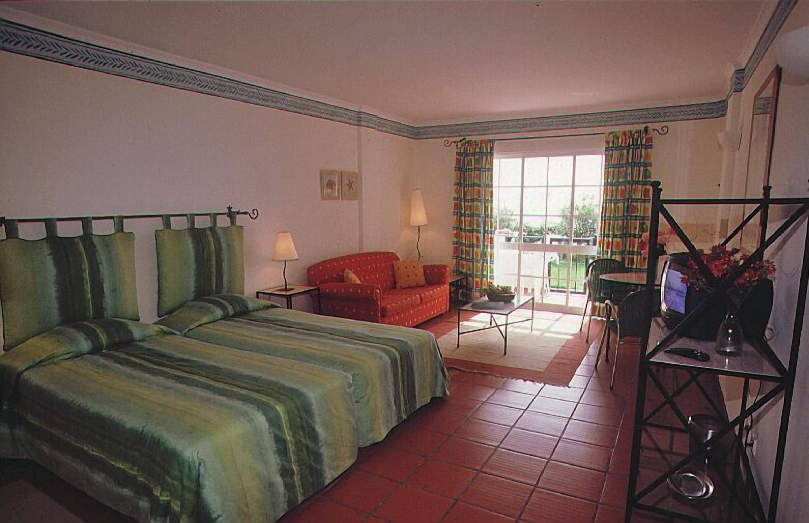 studio | minibar, iron/ironing board, free wifi, bed sheets