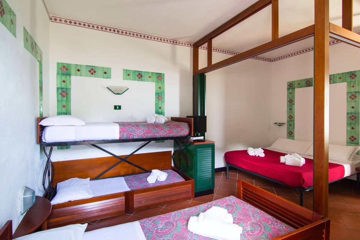 In-room safe, desk, cribs (surcharge)