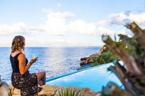 Bar en bord de piscine