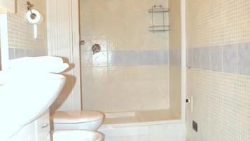 Haartrockner, Bidet, Handtücher