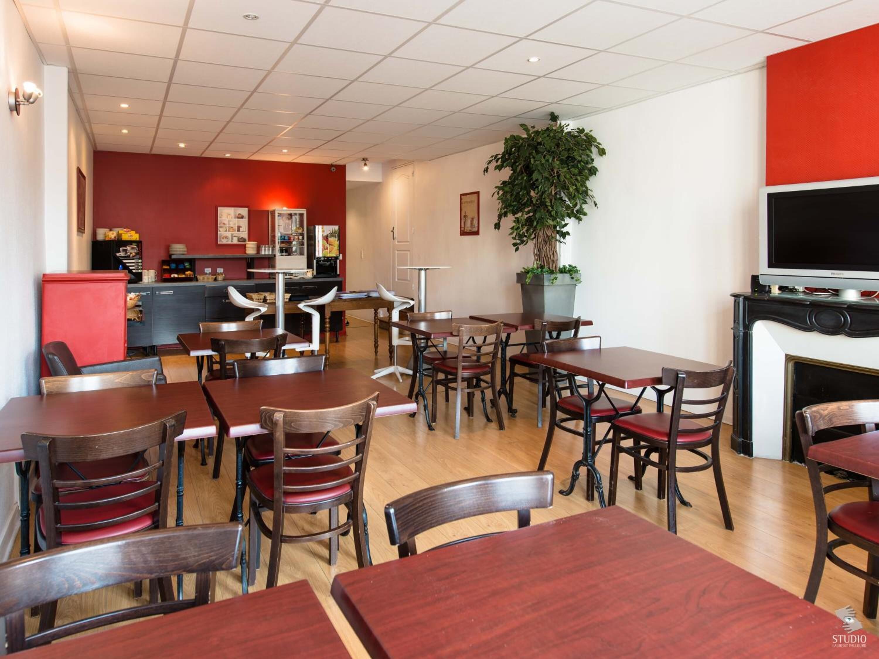 lunch, dinner served; french cuisine, al fresco dining