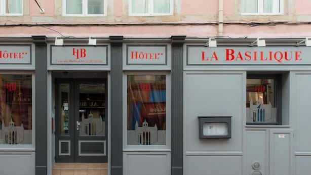 A building facade with three hotel signs: "HOTEL*", "HB", and "LA BASILIQUE". - Hôtel de la Basilique (Epinal)