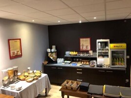 Lunch, dinner served; French cuisine, alfresco dining 