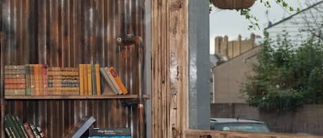 Serviert Mittagessen und Abendessen