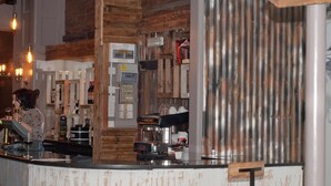 Una zona de bar con detalles de madera y una máquina de café.