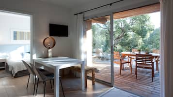 Appartement Premium - 2 chambres - Cala Sultana | Coin séjour | Télévision à écran plat de 80 cm avec chaßnes numériques, télévision