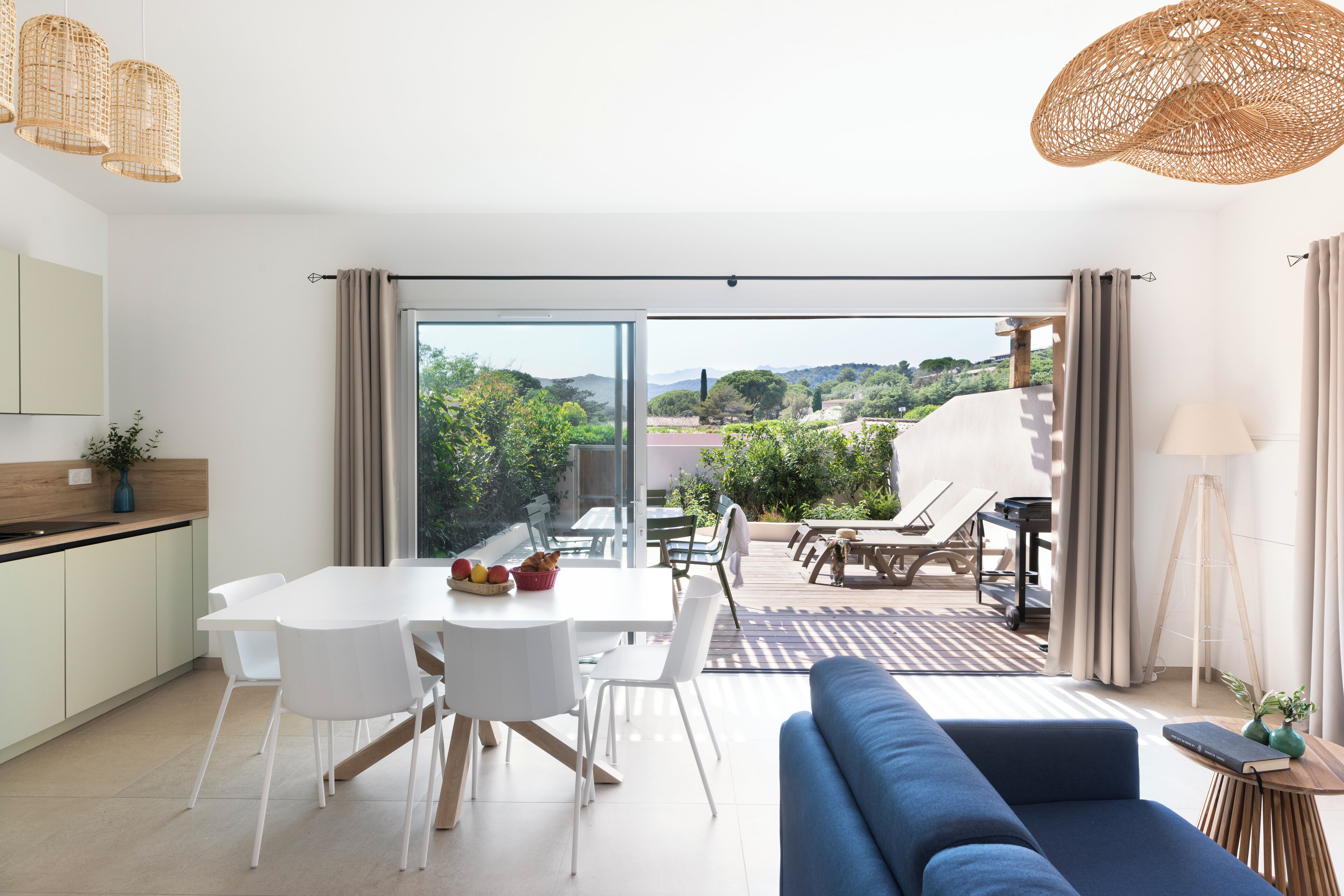 Villa Superior -  2 Bedroom -  Near Beach | Area soggiorno | TV a schermo piatto 80 cm con canali digitali, TV