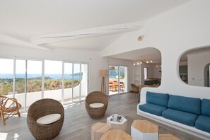 Casa Grecale - 4 bedrooms - Sea view | Living area | 80-cm flat-screen TV with digital channels, TV - Residence Marina di Santa Giulia (Porto-Vecchio)