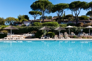 Seasonal outdoor pool, open 9:00 AM to 7:00 PM, pool umbrellas - Residence Marina di Santa Giulia (Porto-Vecchio)