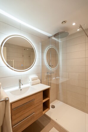 Superior-Villa, 1 Schlafzimmer (Near the beach) | Badezimmer | Dusche, Haartrockner, Handtücher