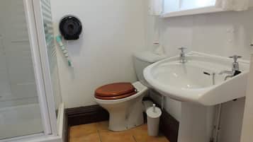 Douche à « effet pluie », serviettes fournies