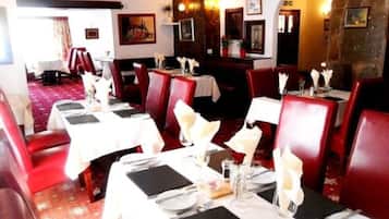 2 restaurants; breakfast, lunch and dinner served