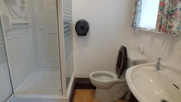 Rainfall showerhead, towels