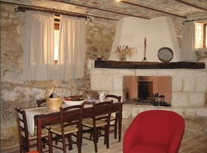 Luxury Apartment (Picchio Rosso-first floor) | In-room dining