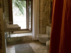 Appartamento Luxury (Gufo reale-ground floor) | Bagno | Doccia, asciugacapelli, bidet, asciugamani