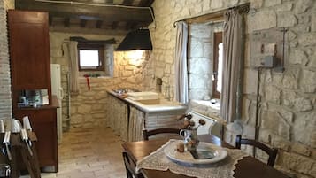 Departamento romántico, varias camas (Lucertola Muralis-first floor) | Cocina privada | Refrigerador, parrilla de estufa y utensilios de cocina