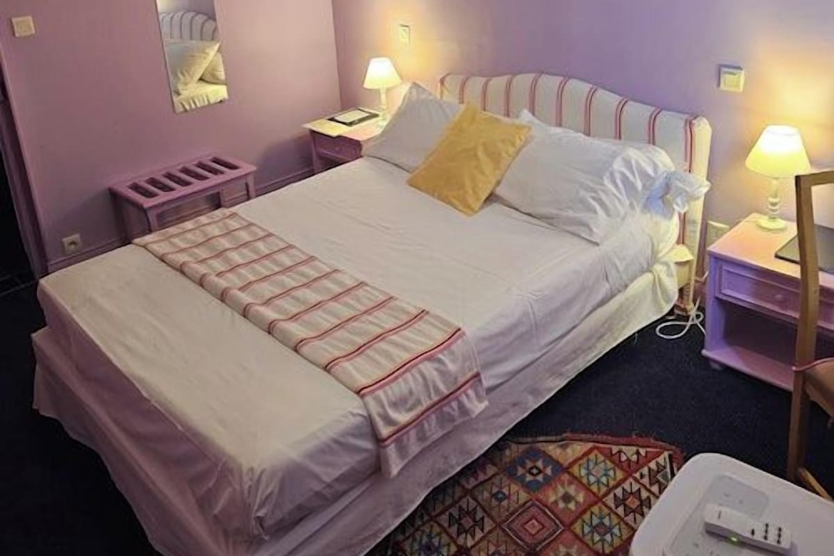 Premium bedding, in-room safe, desk, soundproofing