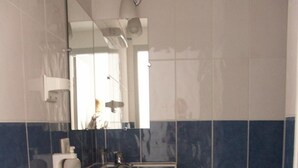 مستلزمات مجانية للعناية الشخصية، مجففات شعر، مراحيض شطف، مناشف