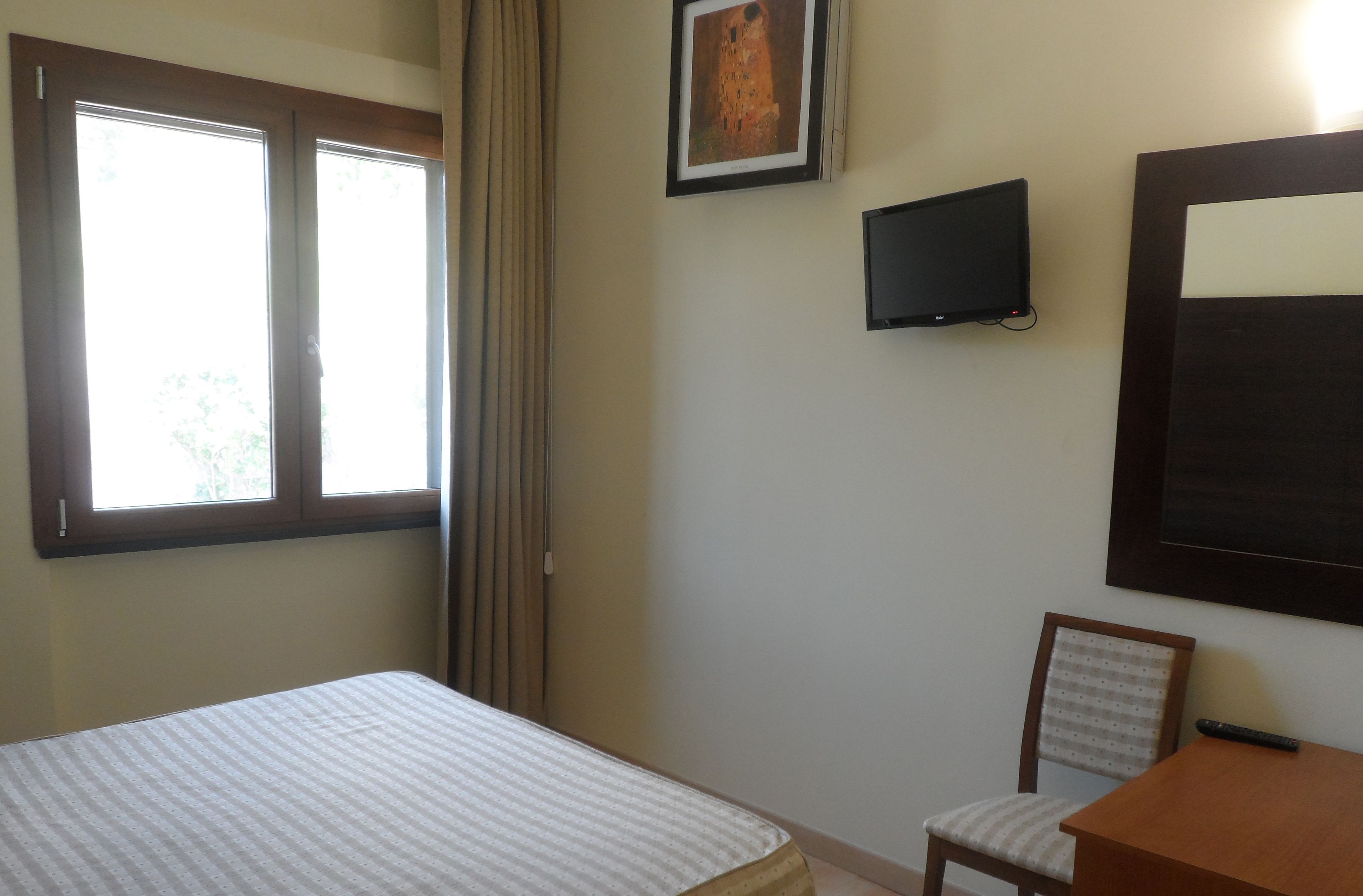 standard double or twin room | desk, blackout curtains, cots/infant beds, rollaway beds