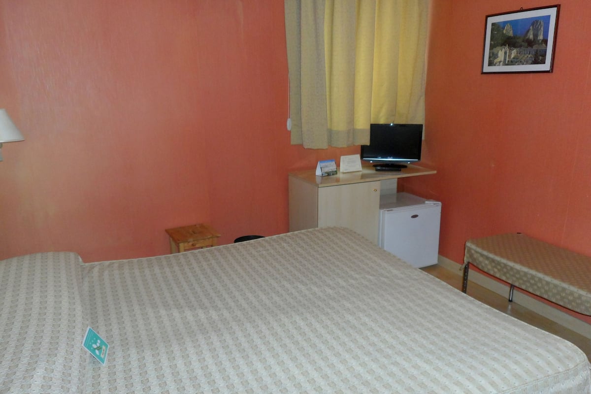 Standaard kamer, 1 twee- of 2 eenpersoonsbedden | Een bureau, verduisterende gordijnen, babybedden, extra bedden