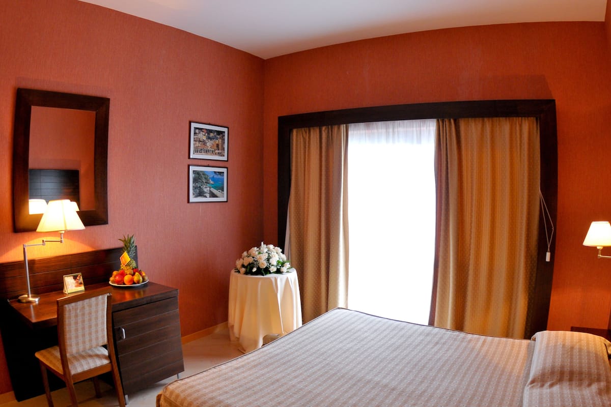 desk, blackout curtains, cots/infant beds, rollaway beds