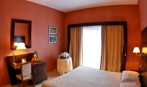 Työpöytä, pimennysverhot, vauvansängyt, lisävuoteet