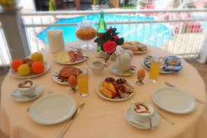 Sarapan, makan tengah hari dan makan malam dihidangkan 