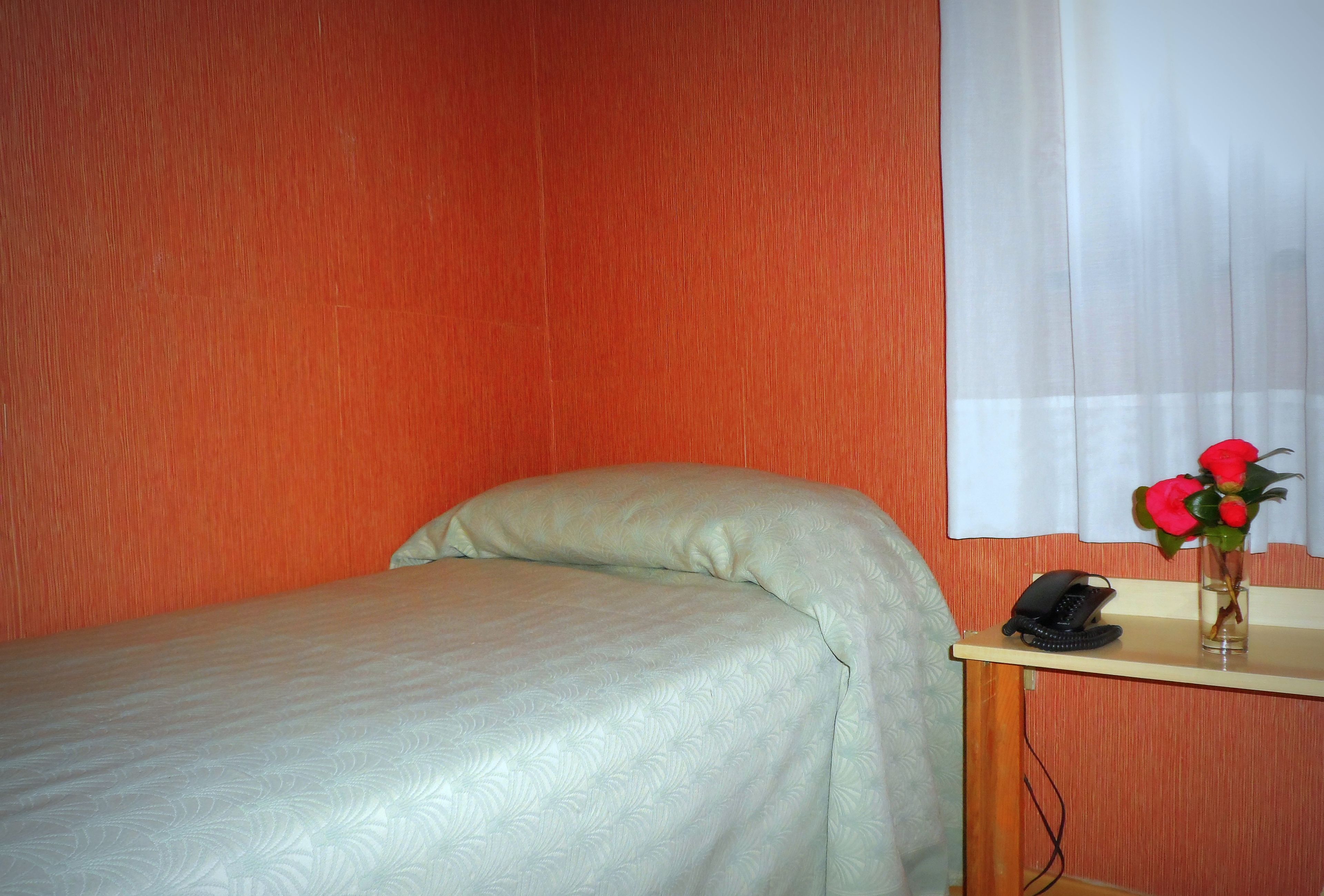 standard single room | desk, blackout curtains, cots/infant beds, rollaway beds