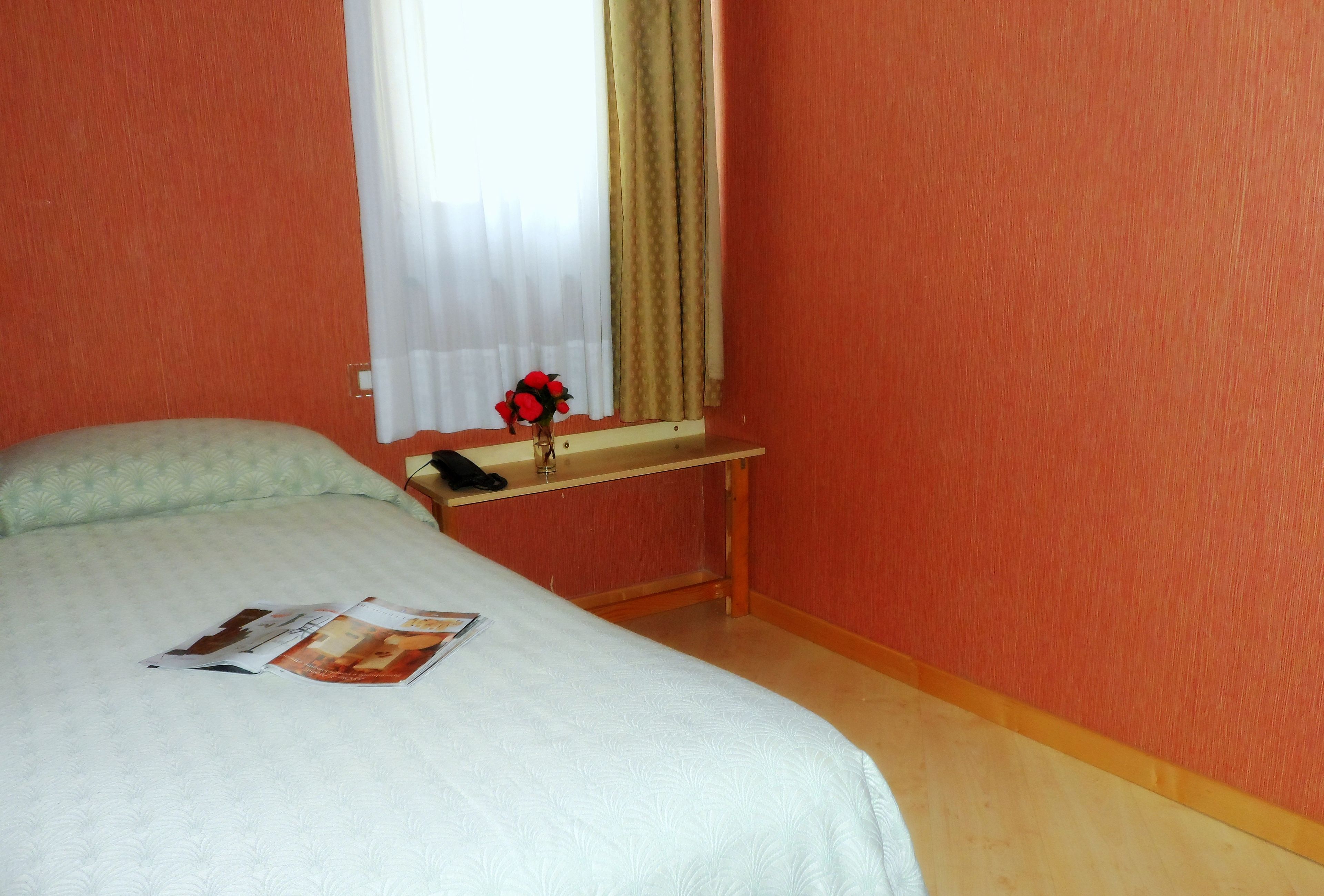 standard single room | desk, blackout curtains, cots/infant beds, rollaway beds