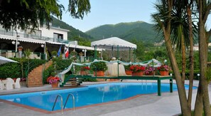 Seasonal outdoor pool, pool umbrellas
