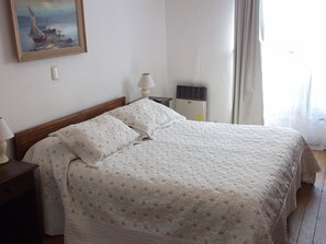Standard Triple Room | Meja, seterika/papan seterika, Wi-fi percuma, cadar katil 