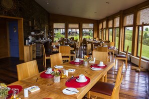 Se sirven desayunos y almuerzos; cocina internacional; con vista al mar