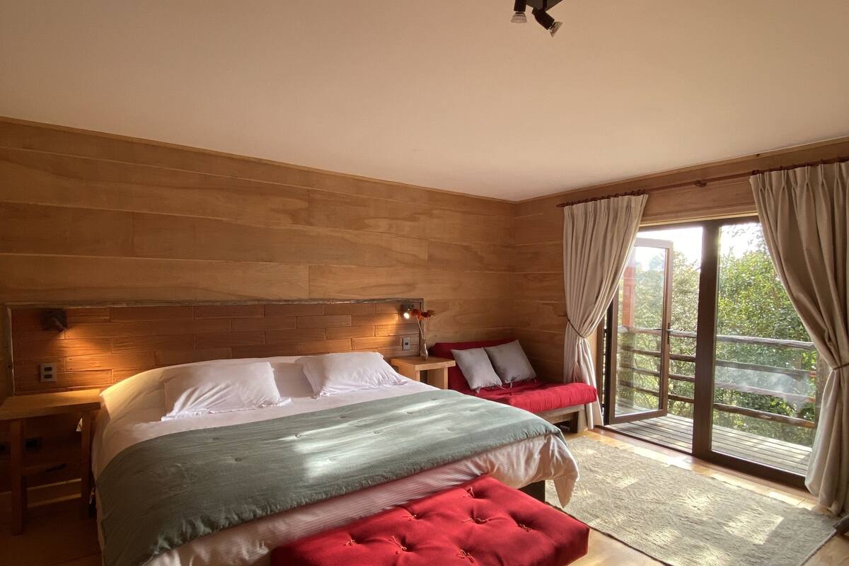 Superior Room | Down comforters, in-room safe, desk, WiFi (free)