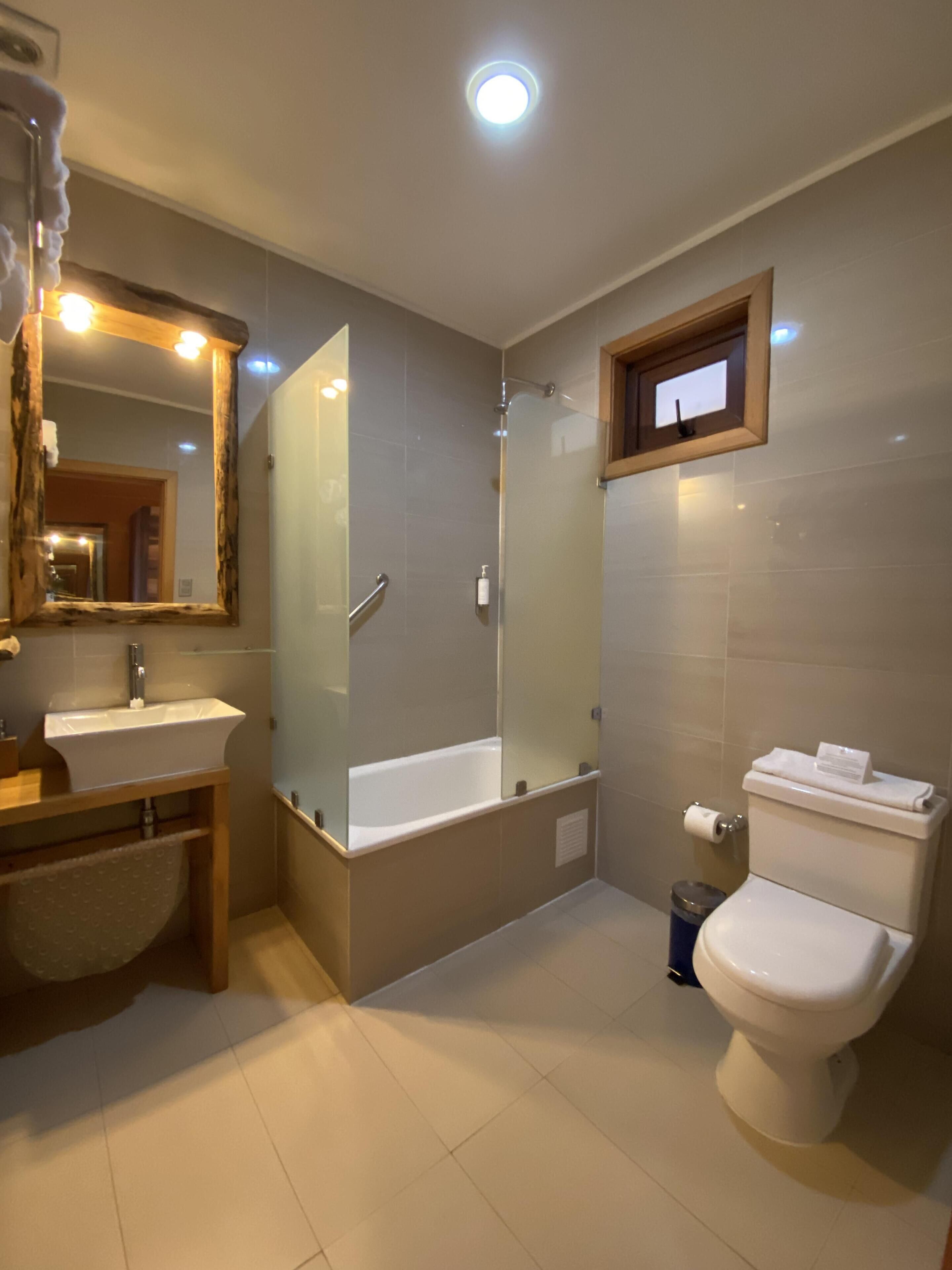 superior room | bathroom | combined shower/bathtub, rainfall showerhead, free toiletries