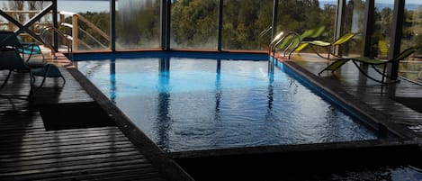 Una piscina cubierta