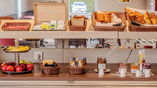 Un bufé de desayuno con diferentes alimentos y bebidas.