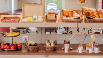 Petit déjeuner buffet (9.90 EUR par personne)